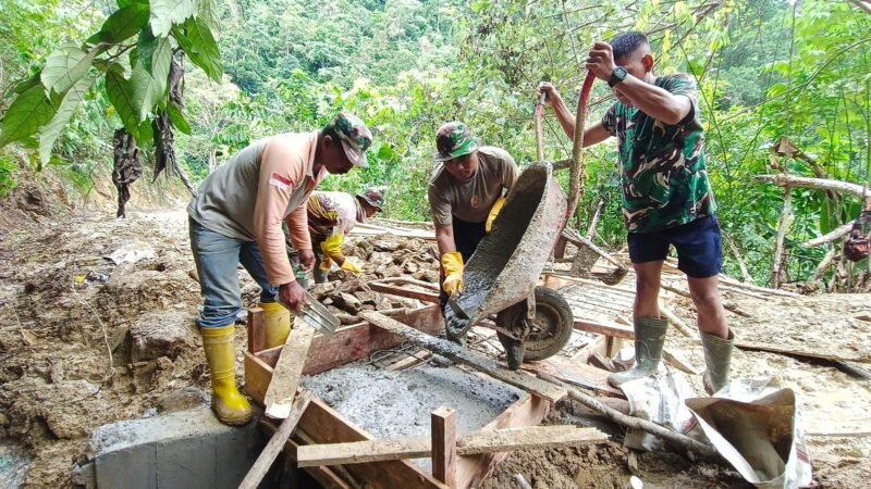 Personel Satgas TMMD Reguler ke-129 Kodim 0107/Aceh Selatan bersama warga melakukan pengecoran jembatan box culvert titik 3 di Desa Kemumu Sebrang, Kecamatan Labuhanhaji Timur, Aceh Selatan, Kamis (6/8/2026).