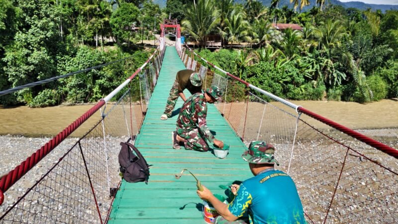 Personel Satgas Jembatan bersama warga bergotong royong melakukan pengecatan lantai Jembatan Gantung Perintis tahap finishing di Desa Kati Maju, Kecamatan Ketambe, Aceh Tenggara, Rabu (5/8/2026).