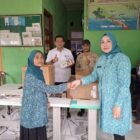 Ketua TP PKK Aceh Marlina Muzakir (Kak Na) menyerahkan bantuan mesin jahit dan mesin obras kepada Ketua TP PKK Desa Lhok Makmur Ermiliana di Kantor Desa Lhok Makmur, Simeulue, Rabu (5/8/2026).