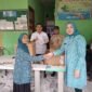 Ketua TP PKK Aceh Marlina Muzakir (Kak Na) menyerahkan bantuan mesin jahit dan mesin obras kepada Ketua TP PKK Desa Lhok Makmur Ermiliana di Kantor Desa Lhok Makmur, Simeulue, Rabu (5/8/2026).