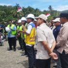 Wakil Presiden RI Gibran Rakabuming Raka didampingi Wakil Gubernur Aceh Fadhlullah meninjau kondisi Jembatan Lumut di Kecamatan Linge, Kabupaten Aceh Tengah, Kamis (6/8/2026).