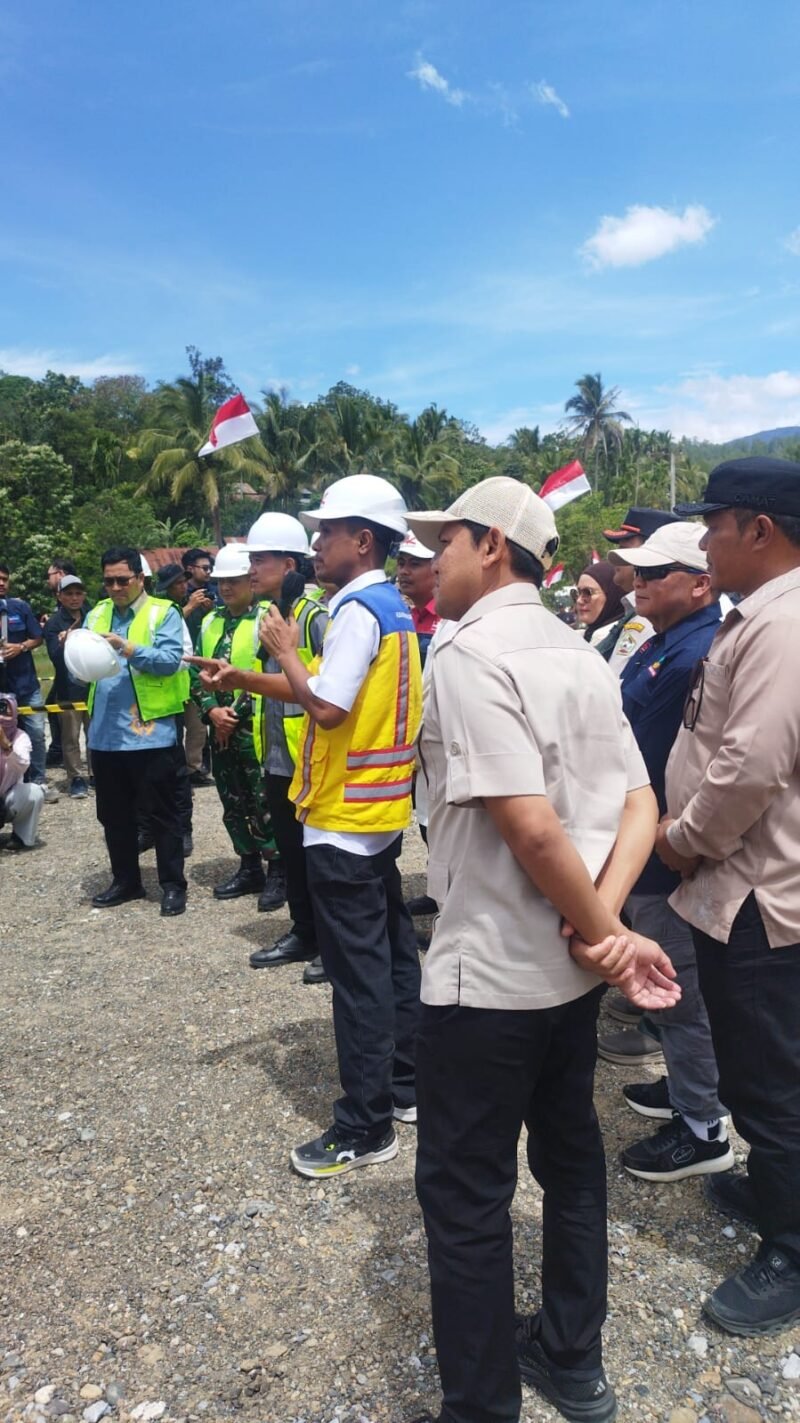 Wakil Presiden RI Gibran Rakabuming Raka didampingi Wakil Gubernur Aceh Fadhlullah meninjau kondisi Jembatan Lumut di Kecamatan Linge, Kabupaten Aceh Tengah, Kamis (6/8/2026).
