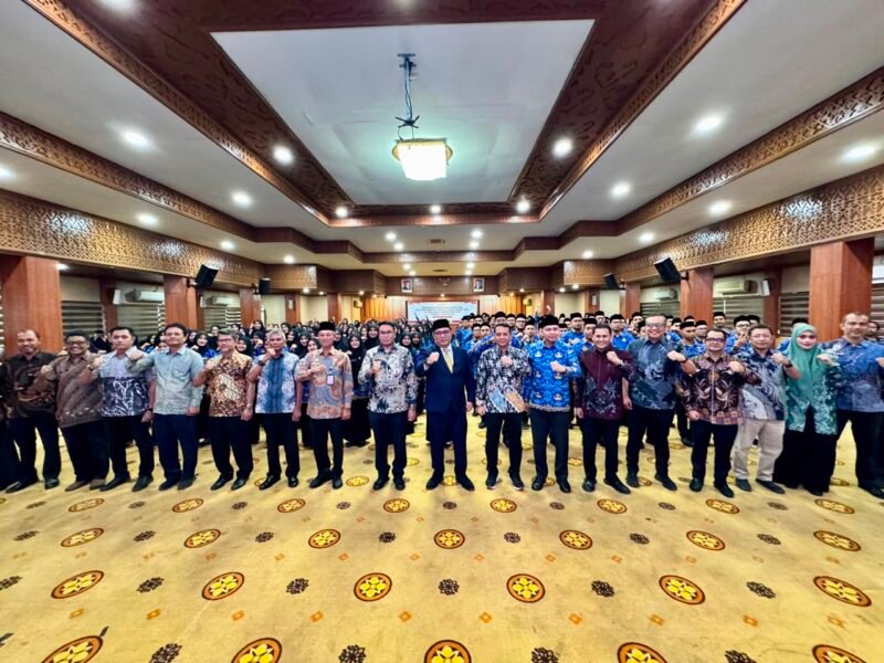 Sebanyak 228 PNS Pemerintah Aceh resmi dilantik dan menerima SK pengangkatan di Banda Aceh, Kamis (6/8/2026). Para ASN baru diharapkan dapat mewujudkan pelayanan publik yang profesional, adaptif, dan berintegritas.