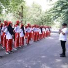 Bupati Aceh Besar H. Muharram Idris memberikan motivasi kepada 72 peserta Pasukan Pengibar Bendera Pusaka (Paskibraka) yang tengah bersiap bertugas pada peringatan HUT ke-81 RI di Lapangan Bungong Jeumpa, Kota Jantho.