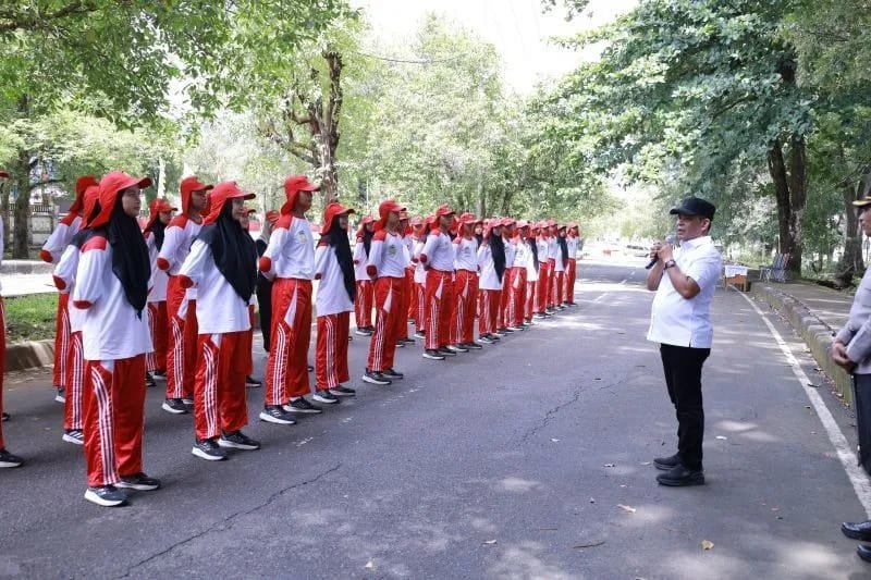 Bupati Aceh Besar H. Muharram Idris memberikan motivasi kepada 72 peserta Pasukan Pengibar Bendera Pusaka (Paskibraka) yang tengah bersiap bertugas pada peringatan HUT ke-81 RI di Lapangan Bungong Jeumpa, Kota Jantho.