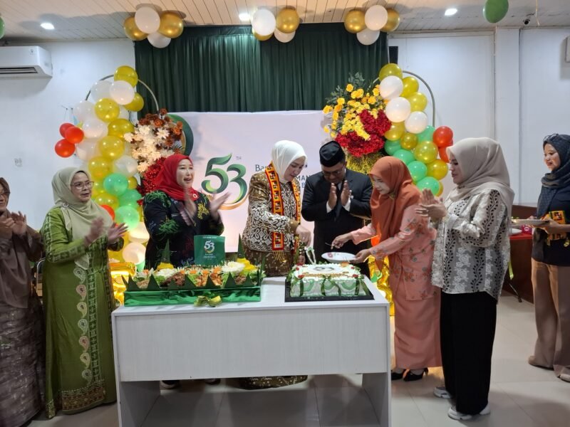 Ketua TP PKK Aceh, Marlina Muzakir (Kak Na), saat melakukan kunjungan kerja di Simeulue. Selain menghadiri perayaan HUT ke-53 Bank Aceh Syariah Cabang Sinabang bersama para pengurus TP PKK, beliau juga meninjau dan mempromosikan potensi wisata surfing kelas dunia di Pantai Matanurung, Simeulue.