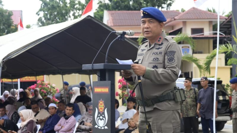 Kapolda Aceh Irjen Pol. Ruddi Setiawan, S.I.K., S.H., M.H., memimpin upacara penutupan Pembinaan Tradisi dan Pembaretan 65 Bintara Remaja Satuan Brimob Polda Aceh T.A. 2026 di Mako Satbrimob Polda Aceh, Banda Aceh, Jumat (7/8/2026).