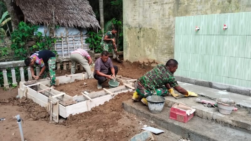 Personel Satgas TMMD Reguler ke-129 Kodim 0107/Aceh Selatan bersama masyarakat bergotong royong memasang tapak tower air bersih di Desa Aur Pelumat, Kecamatan Labuhanhaji Timur, Kabupaten Aceh Selatan, Jumat (7/8/2026).