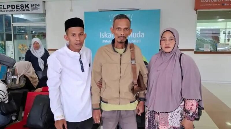 Anggota DPD RI asal Aceh H. Sudirman atau Haji Uma bersama komunitas perantau Aceh di Malaysia memfasilitasi pemulangan Khalil bin Zakaria, warga Gampong Seuneubok Rawang, Aceh Timur yang menderita sakit paru-paru.
