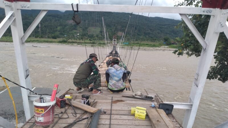 ​Personel TNI dari Kodim 0108/Aceh Tenggara dan Yon TP 855/RD bersama masyarakat bergotong royong menyelesaikan tahap akhir pembangunan Jembatan Gantung Perintis sepanjang 148 meter di Desa Kumbang Jaya, Kecamatan Badar, Kabupaten Aceh Tenggara, Kamis (6/8/2026).