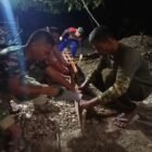 Satgas TMMD Reguler ke-129 Kodim 0107/Aceh Selatan lembur malam merangkai rangka tower penampung air di Desa Tengah Pelumat, Kecamatan Labuhanhaji Timur, Jumat (7/8/2026) malam.