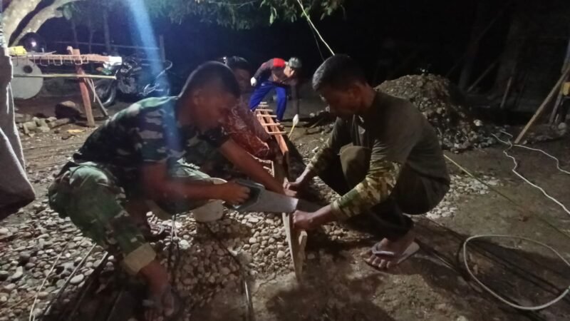 Satgas TMMD Reguler ke-129 Kodim 0107/Aceh Selatan lembur malam merangkai rangka tower penampung air di Desa Tengah Pelumat, Kecamatan Labuhanhaji Timur, Jumat (7/8/2026) malam.