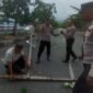 Cuaca ekstrem berupa angin kencang menyebabkan satu unit tiang lampu dan CCTV milik Pemko Banda Aceh di kawasan Ulee Lheue, Kecamatan Meuraxa tumbang pada Jumat (7/8/2026).