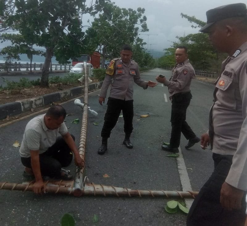 Cuaca ekstrem berupa angin kencang menyebabkan satu unit tiang lampu dan CCTV milik Pemko Banda Aceh di kawasan Ulee Lheue, Kecamatan Meuraxa tumbang pada Jumat (7/8/2026).
