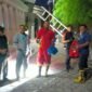 Petugas Pemadam Kebakaran dan Penyelamatan (DPKP) Kota Banda Aceh mengevakuasi sarang tawon yang meresahkan warga di Cot Mesjid, Kecamatan Lueng Bata, Kamis (6/8/2026) malam.