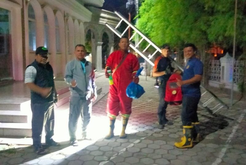 Petugas Pemadam Kebakaran dan Penyelamatan (DPKP) Kota Banda Aceh mengevakuasi sarang tawon yang meresahkan warga di Cot Mesjid, Kecamatan Lueng Bata, Kamis (6/8/2026) malam.