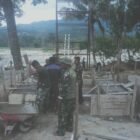 Personel TNI bersama warga bahu-membahu melakukan pengecoran lantai jembatan beton di Desa Bunga Melur, Kecamatan Deleng Pokhkisen, Kabupaten Aceh Tenggara, Jumat (7/8/2026).