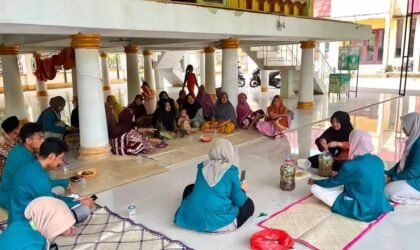Mahasiswa Kuliah Pengabdian Masyarakat (KPM) Mandiri UIN Sultanah Nahrasiyah Lhokseumawe Kelompok 8 menggelar sosialisasi dan praktik pembuatan eco-enzyme melalui program ECOCARE di Gampong Kuala Keureuto, Kecamatan Lapang, Aceh Utara, Kamis (6/8/2026).