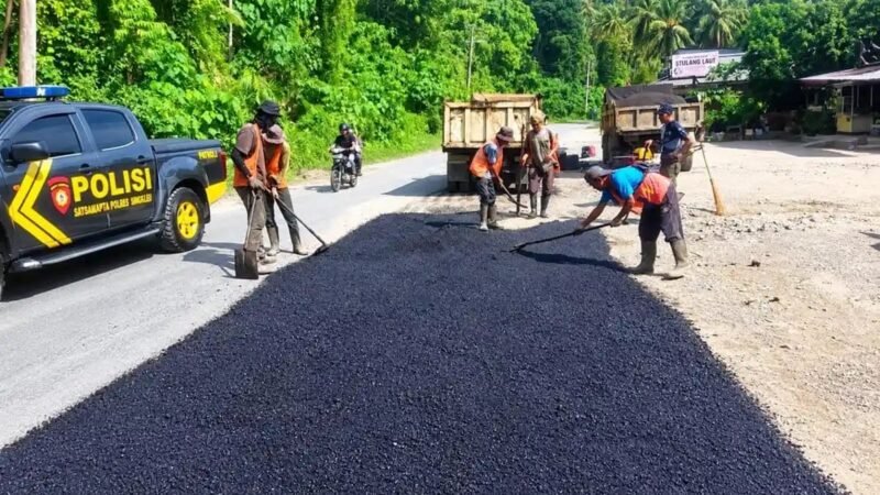 Pemkab Aceh Selatan melalui Dinas PUPR berkolaborasi dengan BPJN Aceh PPK 2.4 Satker Wilayah II merespons cepat keluhan masyarakat terkait kerusakan jalan nasional di kawasan Air Dingin, Kecamatan Samadua. 
