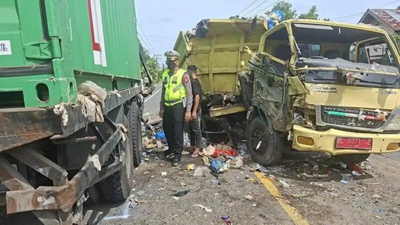 Kecelakaan lalu lintas maut yang melibatkan dua unit truk terjadi di Jalan Nasional Banda Aceh–Medan, kawasan Desa Ceurucok, Kecamatan Simpang Mamplam, Kabupaten Bireuen, Minggu 9 Agustus 2026 sekitar pukul 07.30 WIB.