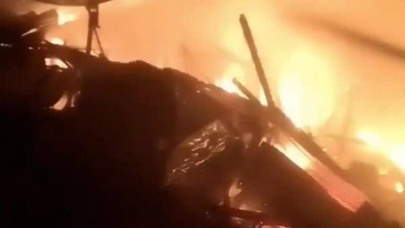 Musibah kebakaran menghanguskan tiga unit rumah yang saling berdempetan di Lorong Dewi, Dusun Geudong Teungoh, Gampong Pulo Ara Geudong Teungoh, Kecamatan Kota Juang, Kabupaten Bireuen, Minggu sekitar pukul 03.00 WIB.