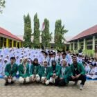 Mahasiswa Kuliah Kerja Nyata (KKN) Universitas Syiah Kuala (USK) Banda Aceh menggelar kegiatan literasi interaktif bagi anak-anak korban banjir di MIN 12 Pidie Jaya, Gampong Keude Ulim, Kecamatan Ulim, Selasa.