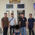 Terduga pelaku pencurian beras berinisial RWN (34) beserta barang bukti satu unit sepeda motor diamankan di Polsek Lueng Bata, Banda Aceh, usai ditangkap di Kabupaten Aceh Selatan, Sabtu (9/8/2026).