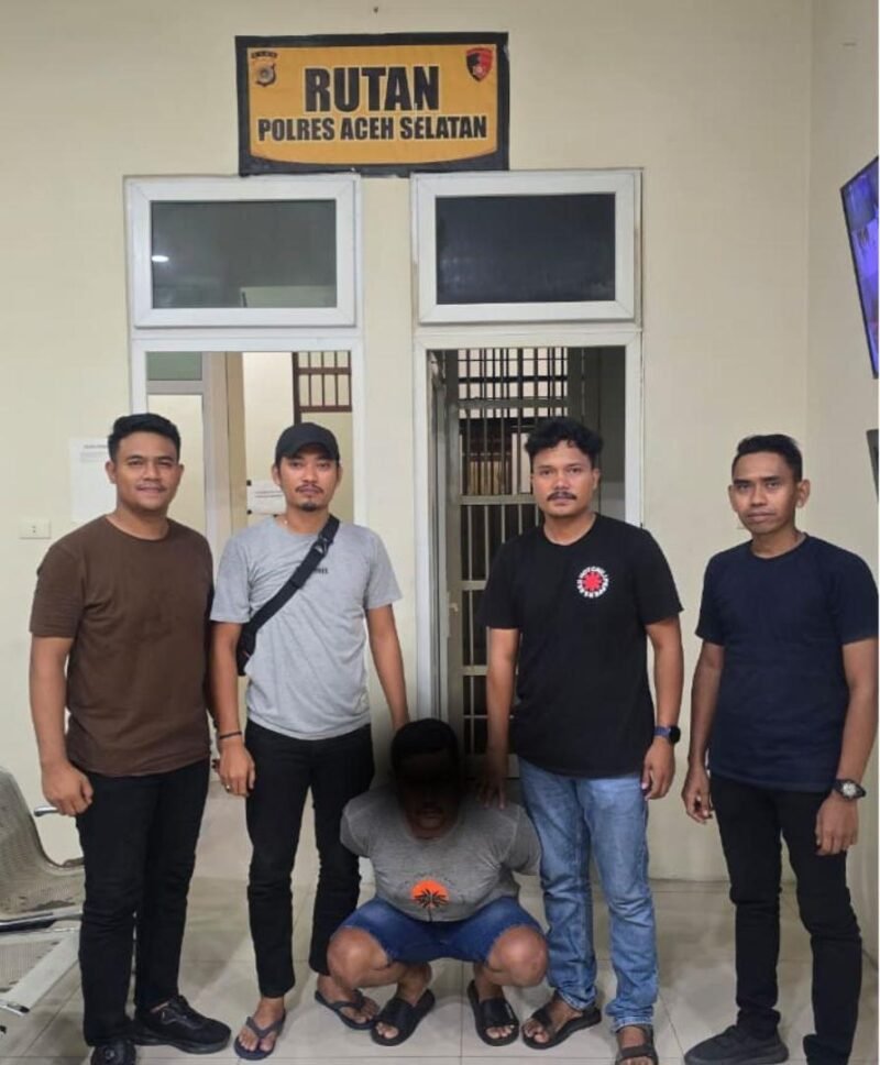 Terduga pelaku pencurian beras berinisial RWN (34) beserta barang bukti satu unit sepeda motor diamankan di Polsek Lueng Bata, Banda Aceh, usai ditangkap di Kabupaten Aceh Selatan, Sabtu (9/8/2026).