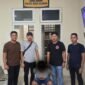 Terduga pelaku pencurian beras berinisial RWN (34) beserta barang bukti satu unit sepeda motor diamankan di Polsek Lueng Bata, Banda Aceh, usai ditangkap di Kabupaten Aceh Selatan, Sabtu (9/8/2026).