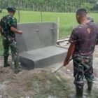 Satgas TNI Manunggal Membangun Desa (TMMD) ke-129 Kodim 0102/Pidie menyelesaikan pembangunan tempat wuduk di lokasi sumur bor dan MCK sasaran 2, Kompleks Meunasah Gampong Lhok Panah, Kecamatan Sakti, Minggu (9/8/2026).