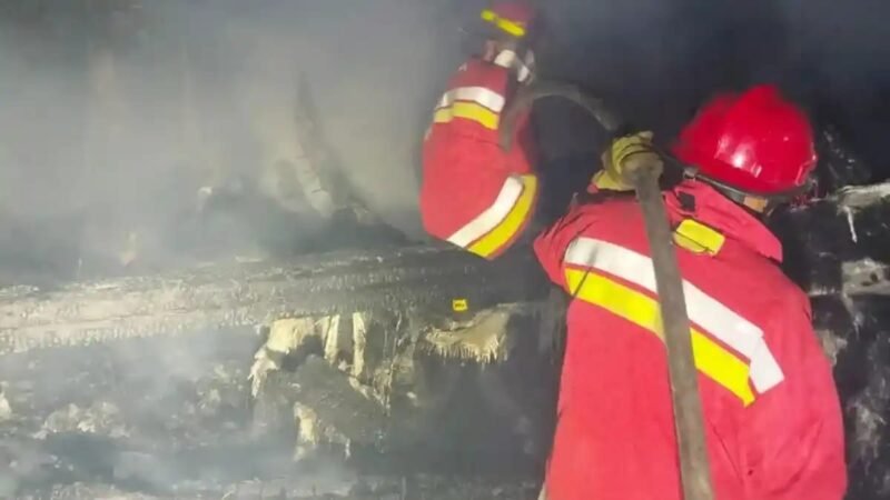 Dua unit boat ikan terbakar di kawasan Gampong Lampulo, Kecamatan Kuta Alam, Kota Banda Aceh, Sabtu (8/8/2026) malam sekitar pukul 23.01 WIB.