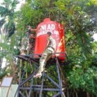Anggota Satgas TMMD ke-129 Kodim 0107/Aceh Selatan bersama warga memeriksa aliran air dari sumur bor yang baru selesai dibor di lingkungan Masjid Aur Pelumat, Kecamatan Labuhanhaji Timur, Aceh Selatan.