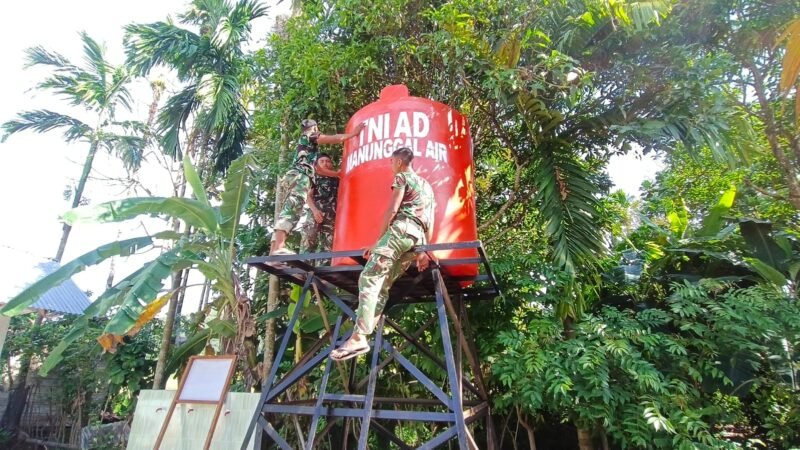 Anggota Satgas TMMD ke-129 Kodim 0107/Aceh Selatan bersama warga memeriksa aliran air dari sumur bor yang baru selesai dibor di lingkungan Masjid Aur Pelumat, Kecamatan Labuhanhaji Timur, Aceh Selatan.