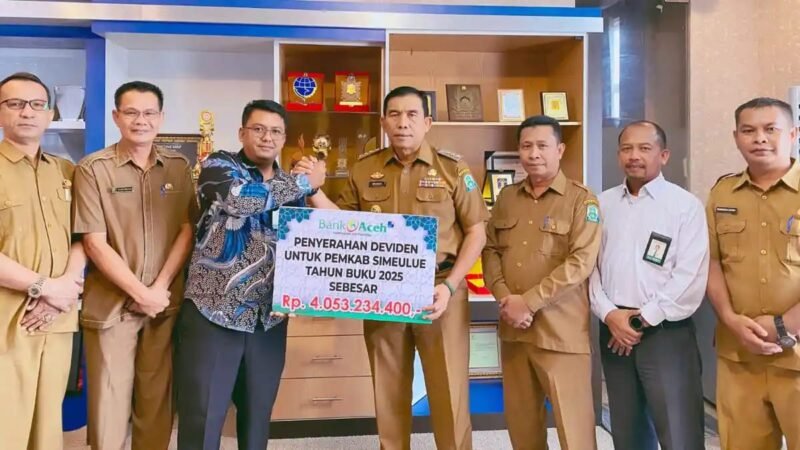 PT Bank Aceh Syariah menyerahkan dividen tahun buku 2025 sebesar Rp4.053.234.400 kepada Pemerintah Kabupaten Simeulue di Kantor Bupati Sinabang, Senin (3/8/2026).