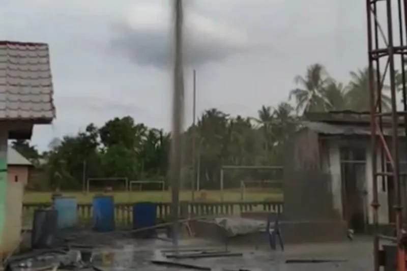 Dinas Lingkungan Hidup (DLH) Kabupaten Aceh Timur membuka layanan posko pengaduan 24 jam menyusul semburan diduga gas dari aktivitas pengeboran sumur air di Desa Matang Keupula Satu, Kecamatan Madat, Jumat (7/8/2026).