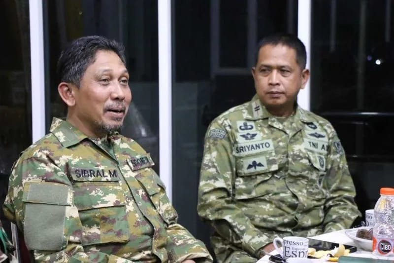 Bupati Pidie Jaya Sibral Malasyi melepas 5 Taruna Akademi Militer Angkatan 2024 dan seorang perwira pendamping yang akan bertugas di Sekolah Rakyat Kabupaten Pidie Jaya, Sabtu.