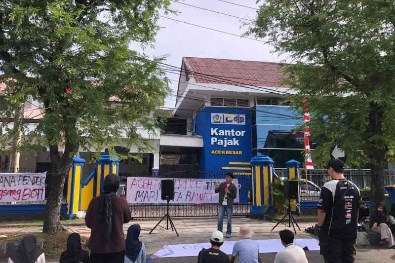Komunitas Aliansi Masyarakat Aceh Peduli Akhlak menggelar sosialisasi dan edukasi isu lesbian, gay, biseksual, dan transgender (LGBT) serta Hak Asasi Manusia (HAM) dalam perspektif agama di kawasan Car Free Day Jalan Tgk Daud Beureueh, Banda Aceh, Minggu.