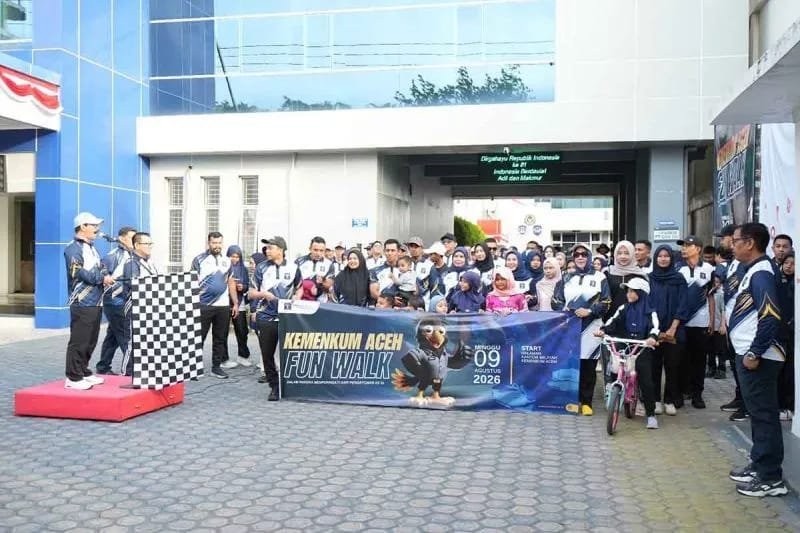 Kepala Kantor Wilayah Kementerian Hukum Aceh Meurah Budiman melepas ratusan peserta jalan santai dalam rangka menyambut Hari Pengayoman ke-81 di halaman Kanwil Kemenkum Aceh, Banda Aceh, Minggu (9/8/2026).