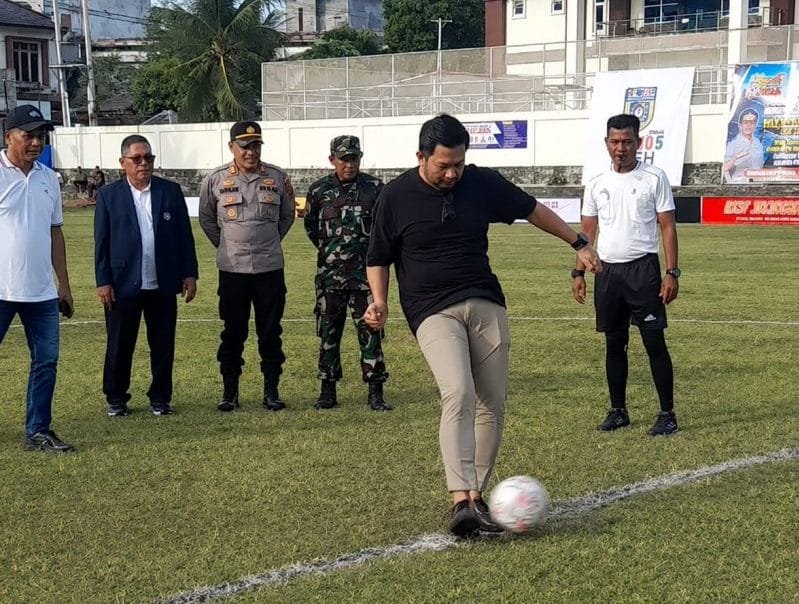 Camat Lueng Bata M. Kharisma membuka Turnamen Sepak Bola Blang Cut Sport Association (BSA) Blang Cut Cup 2026 di Lapangan BSA Blang Cut, Sabtu (8/8/2026).