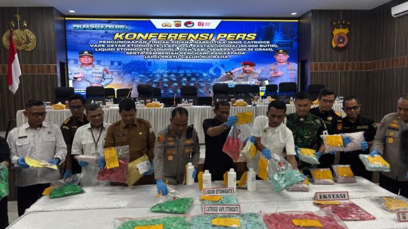 Kapolda Aceh Irjen Pol. Ruddi Setiawan menunjukkan barang bukti berupa puluhan ribu butir ekstasi dan ribuan cartridge mengandung etomidate saat konferensi pers di Aula Presisi Polda Aceh, Banda Aceh, Senin (10/8/2026).