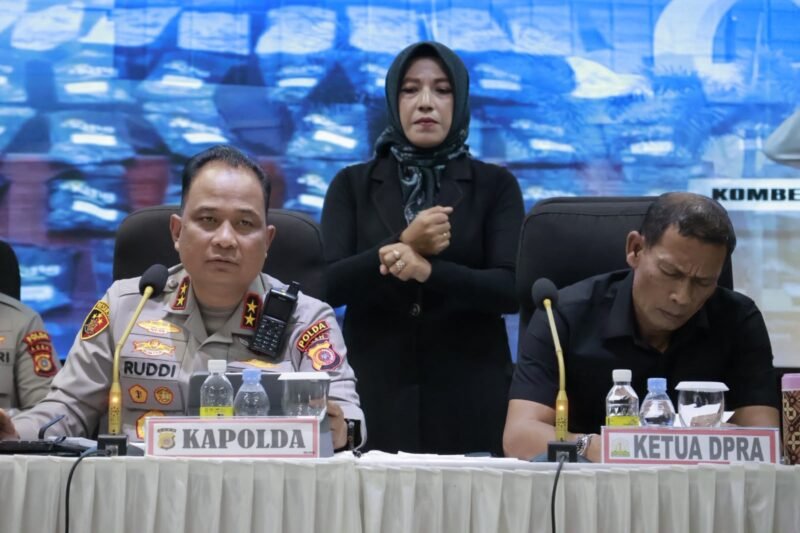 Kapolda Aceh Irjen Pol. Ruddi Setiawan menyampaikan rilis kasus penangkapan oknum anggota Polri berinisial RF yang membawa cartridge vape mengandung etomidate di Aula Presisi Polda Aceh, Banda Aceh, Senin (10/8/2026).