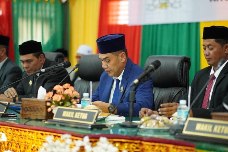 Ketua DPRK Abdul Muchti, SIkom memimpin Rapat Paripurna DPRK Aceh Besar dengan agenda Pengucapan Sumpah Pengganti Antar Waktu (PAW) Anggota DPRK Aceh Besar Sisa Masa Jabatan Tahun 2024–2029 atas nama H. Abdul Razak di Ruang Rapat Paripurna DPRK Aceh Besar, Kota Jantho, Senin (10/8/2026). FOTO/MC ACEH BESAR