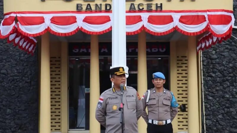 Plt Kapolresta Banda Aceh Kombes Pol Teguh Priyambodo Nugroho memimpin apel pagi di halaman Mapolresta Banda Aceh, Senin (10/8/2026).