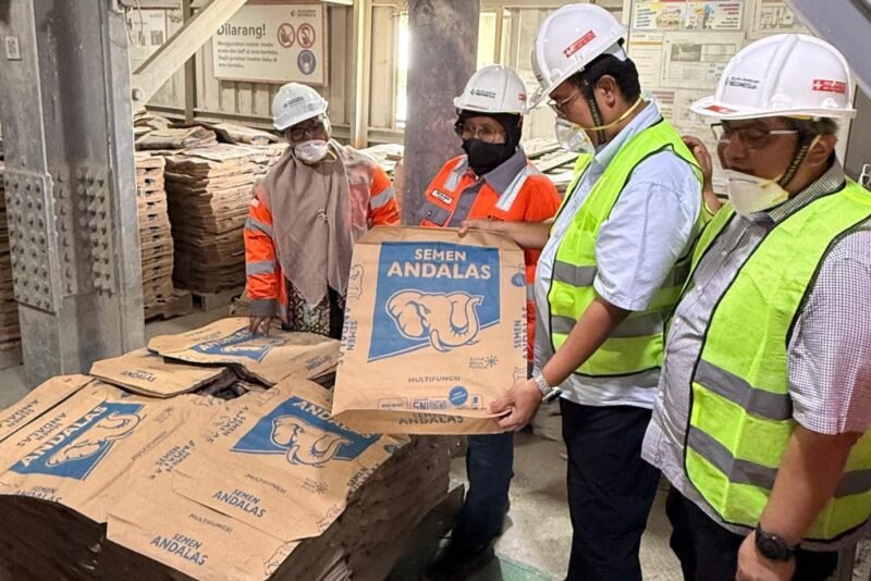 Direktur Operasi SIG, Reni Wulandari (kedua dari kiri) bersama Direktur PT Solusi Bangun Andalas, Edi Sarwono (ketiga dari kiri) dan Direktur Operasi PT Semen Padang, Andria Delfa (kanan) saat melakukan kunjungan di packing plant Lhokseumawe, Aceh, pada Jumat (7/8/2026).