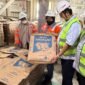Direktur Operasi SIG, Reni Wulandari (kedua dari kiri) bersama Direktur PT Solusi Bangun Andalas, Edi Sarwono (ketiga dari kiri) dan Direktur Operasi PT Semen Padang, Andria Delfa (kanan) saat melakukan kunjungan di packing plant Lhokseumawe, Aceh, pada Jumat (7/8/2026).