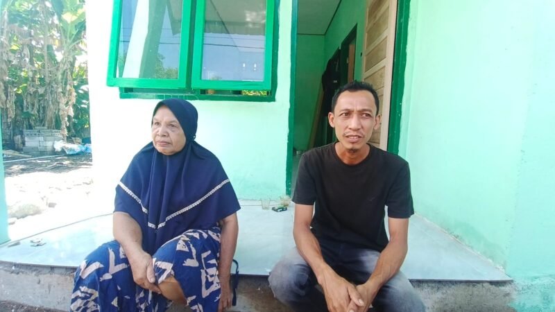 Barlian dan Salami, warga Keumumu Hilir, tak kuasa menahan haru saat melihat rumah reyot milik mereka kini berubah menjadi hunian kokoh dan layak huni melalui program TMMD ke-129 Kodim 0107/Aceh Selatan, Selasa (11/8/2026).