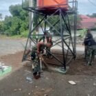 Dansatgas TMMD ke-129 bersama anggota Satgas Kodim 0107/Aceh Selatan mengecek aliran air pada sumur bor yang telah rampung dibangun di lingkungan Masjid Desa Paya Pelumat, Kecamatan Labuhanhaji Timur, Aceh Selatan, Selasa (11/8/2026).