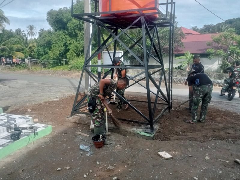 Dansatgas TMMD ke-129 bersama anggota Satgas Kodim 0107/Aceh Selatan mengecek aliran air pada sumur bor yang telah rampung dibangun di lingkungan Masjid Desa Paya Pelumat, Kecamatan Labuhanhaji Timur, Aceh Selatan, Selasa (11/8/2026).