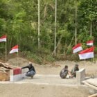 Personel Satgas TMMD ke-129 Kodim 0102/Pidie melakukan pengecatan tembok jembatan box culvert bernuansa merah putih di Desa Lhok Panah, Kecamatan Sakti, Kabupaten Pidie, Selasa (11/8/2026).