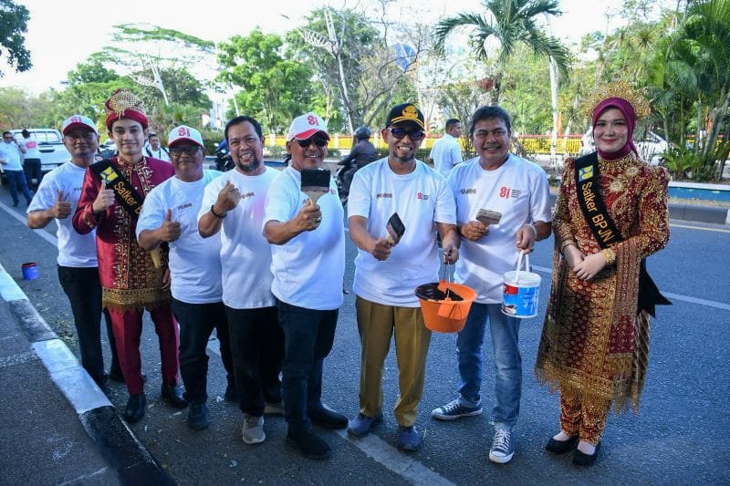 Menyemarakkan HUT ke-81 Kemerdekaan RI, Pemerintah Kota Banda Aceh bersama BPJN Aceh Kementerian PU melaksanakan pembersihan dan pengecatan kerb jalan nasional di kawasan Jembatan Pango, Senin (10/8/2026).